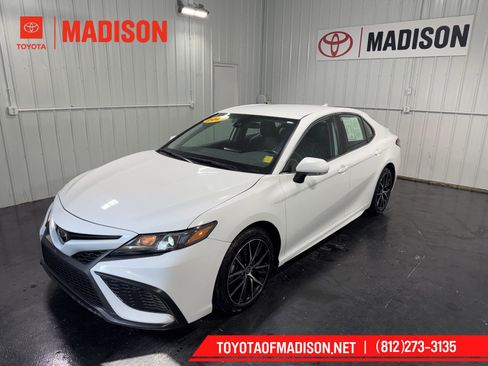 Used 2024 Toyota Camry SE FWD image 1