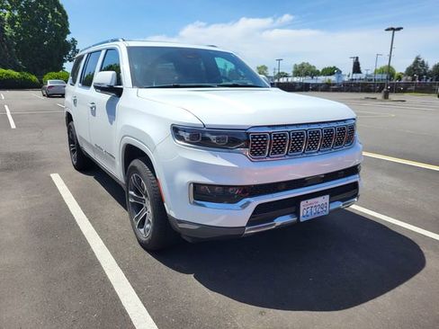 Used 2022 Jeep Grand Wagoneer Series I w/ Flexible Seating Group AWD/4WD image 2