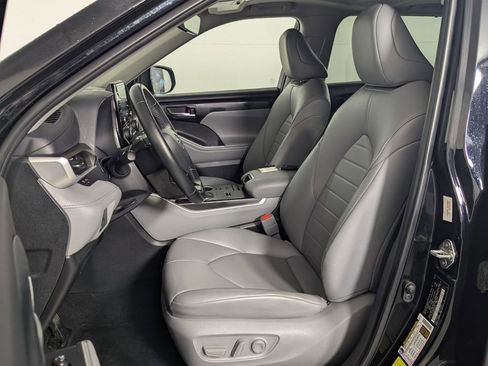 Used 2022 Toyota Highlander XLE image 12