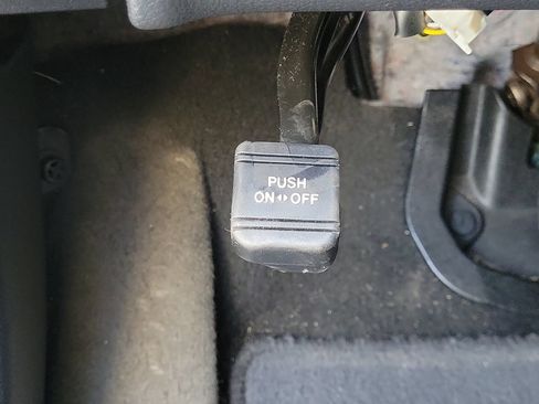 Used 2018 Nissan Rogue SV w/ Premium Package FWD image 18