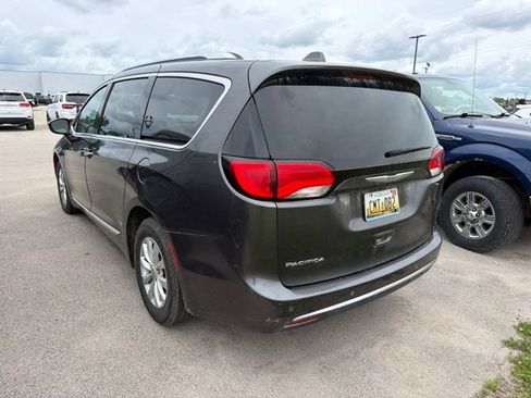 Used 2019 Chrysler Pacifica Touring-L FWD image 9