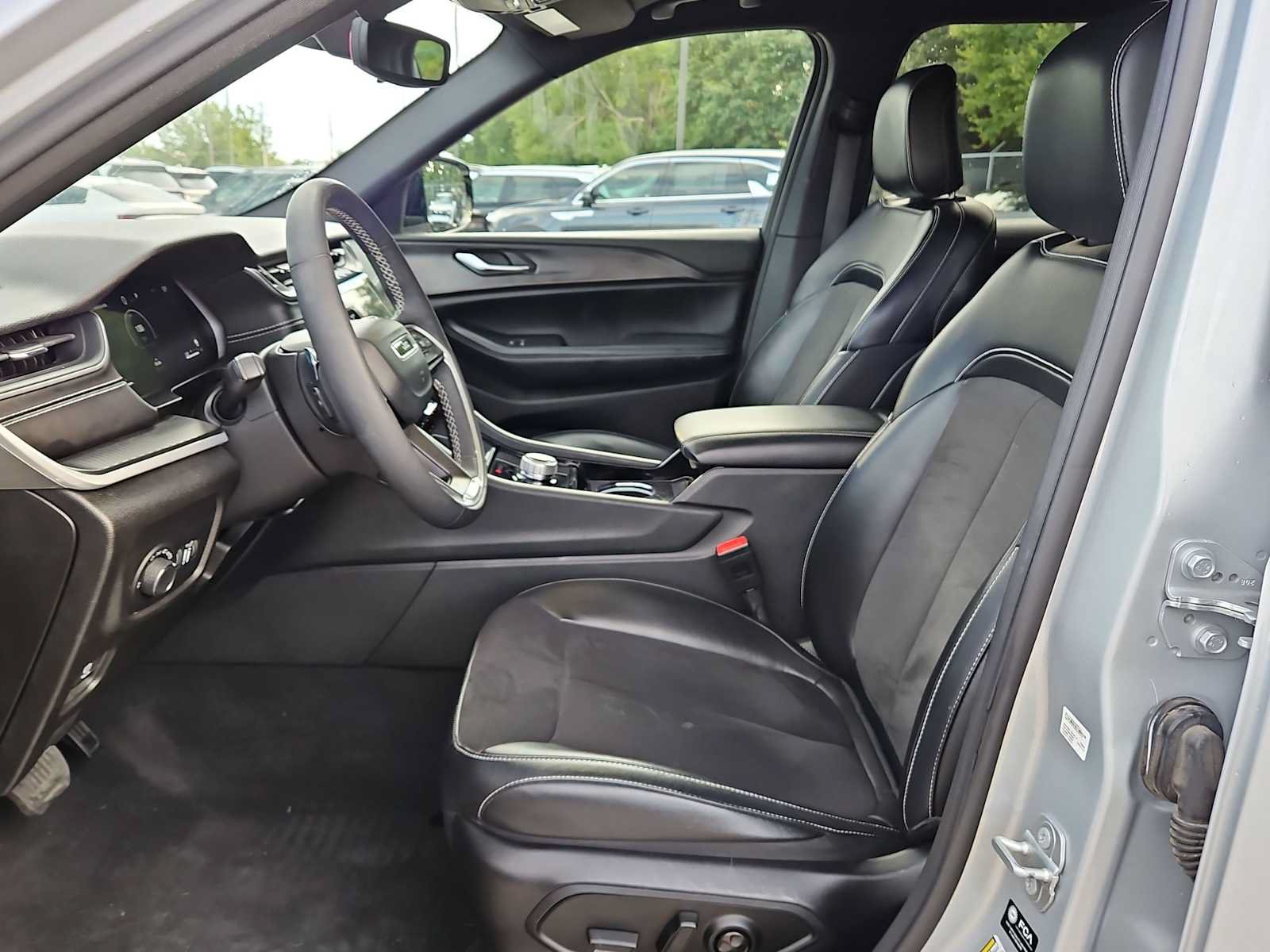 Used 2023 Jeep Grand Cherokee L Laredo RWD image 14