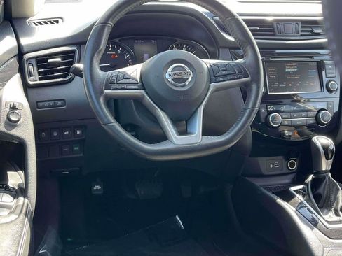Used 2020 Nissan Rogue SV FWD image 2