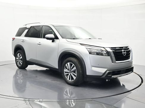 Certified 2025 Nissan Pathfinder SL FWD image 3