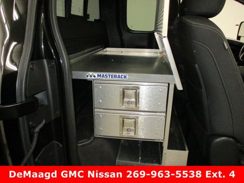 Used 2017 Nissan Titan SV image 30