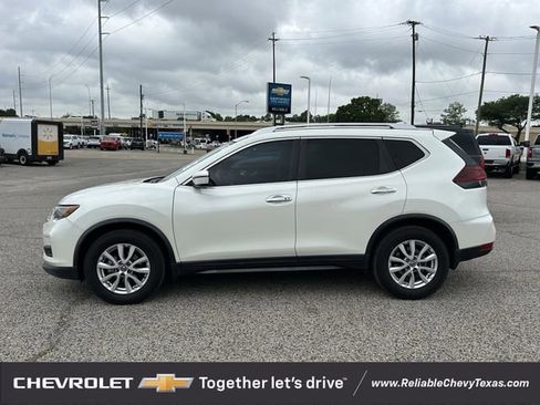 Used 2020 Nissan Rogue SV FWD image 2