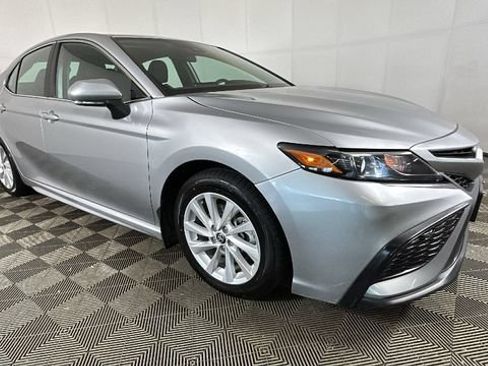 Used 2024 Toyota Camry SE FWD image 2