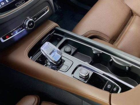 Used 2024 Volvo XC90 T8 Ultimate w/ Lounge Package image 10