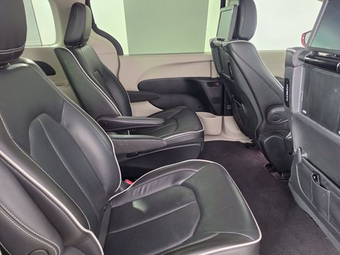 Used 2022 Chrysler Pacifica Limited w/ Uconnect Theater Family Group FWD image 42