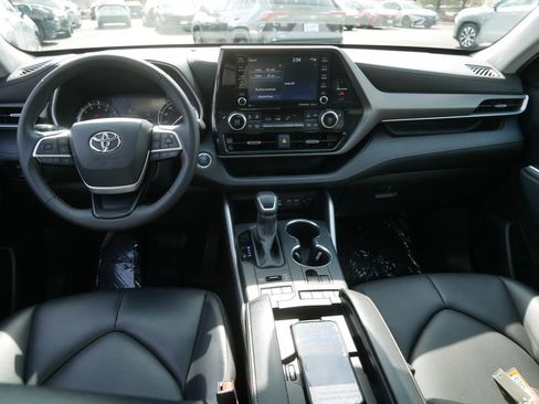 Used 2022 Toyota Highlander XLE image 13