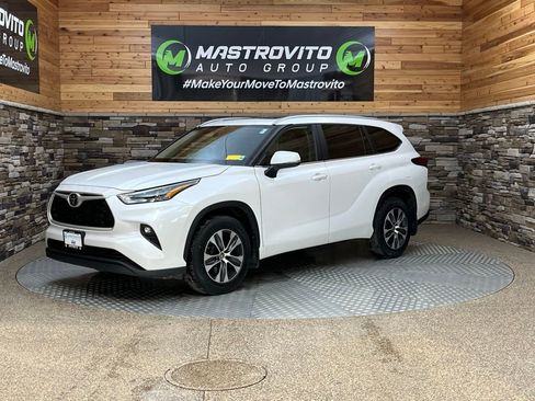 Used 2023 Toyota Highlander XLE AWD/4WD image 5