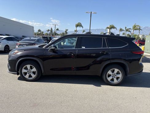 Used 2022 Toyota Highlander L FWD image 2