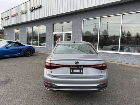 Used 2025 Volkswagen Jetta SE w/ Sunroof Package FWD image 5