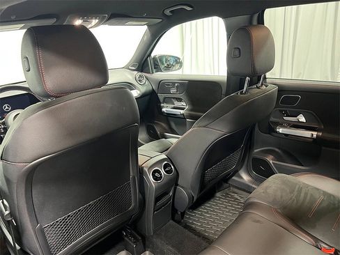 Used 2025 Mercedes-Benz GLB 250 4MATIC image 26