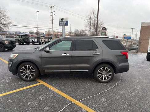 Used 2017 Ford Explorer Platinum image 2