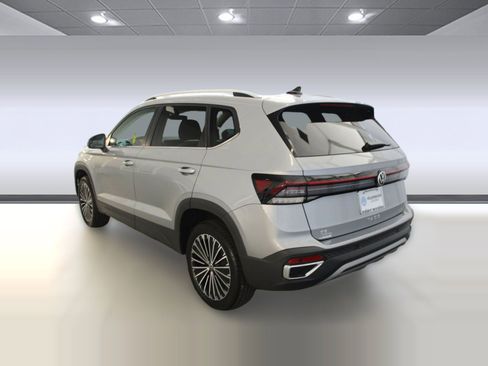 New 2025 Volkswagen Taos SE FWD image 3