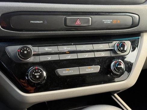 Used 2020 Kia Sedona EX image 19