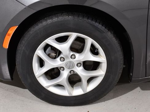 Used 2018 Chrysler Pacifica Touring Plus w/ Tire & Wheel Group FWD image 23