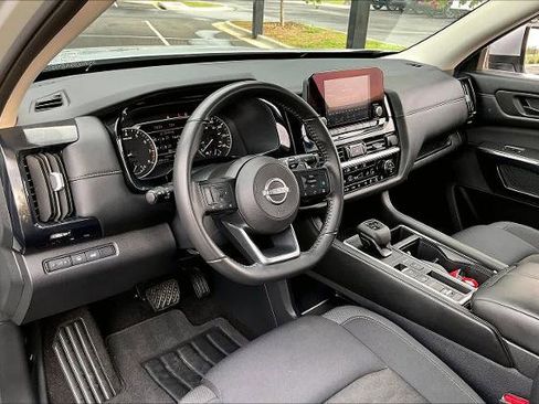 Certified 2025 Nissan Pathfinder SV image 17