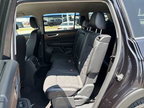 Used 2024 Volkswagen Atlas SE FWD image 11