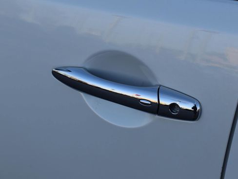 Used 2024 Nissan Armada SV image 6