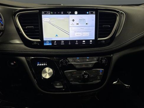 Used 2024 Chrysler Pacifica Select image 8