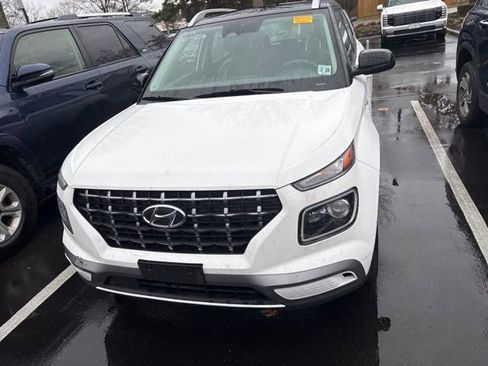 Used 2023 Hyundai Venue Limited image 4