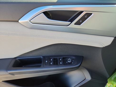 New 2026 Volkswagen Taos SE image 10