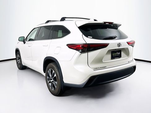 Used 2021 Toyota Highlander XLE AWD/4WD image 5