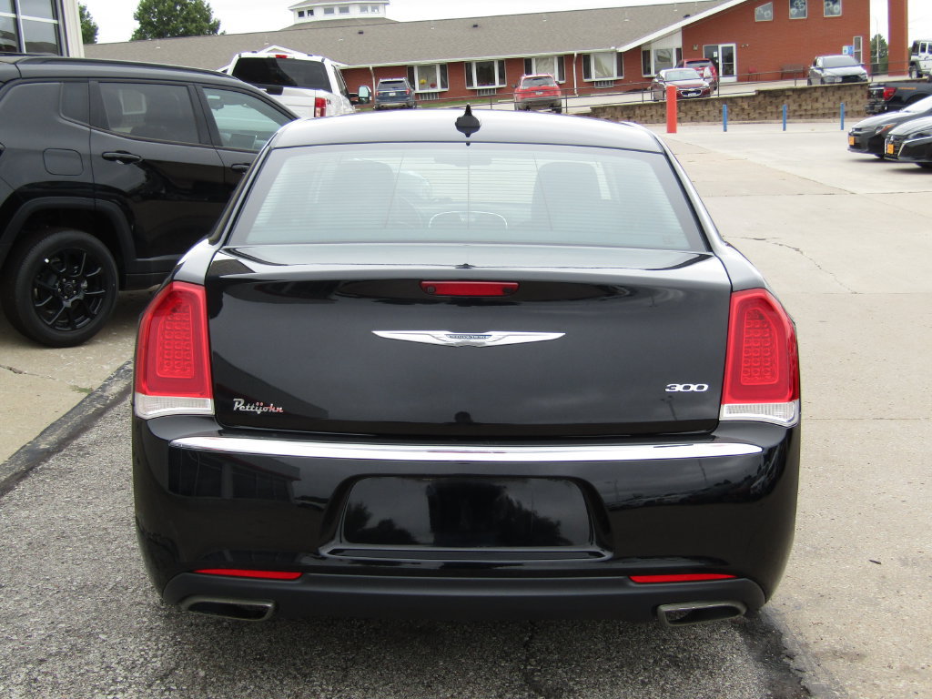 Used 2017 Chrysler 300 Limited RWD image 4