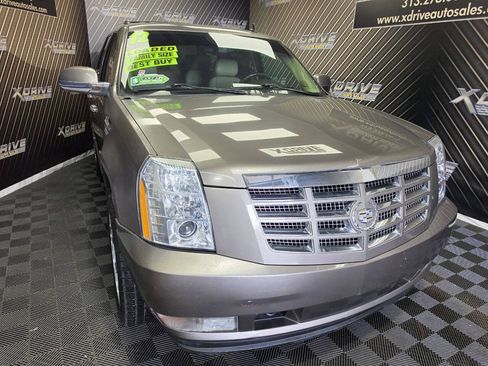 Used 2012 Cadillac Escalade Luxury RWD image 4