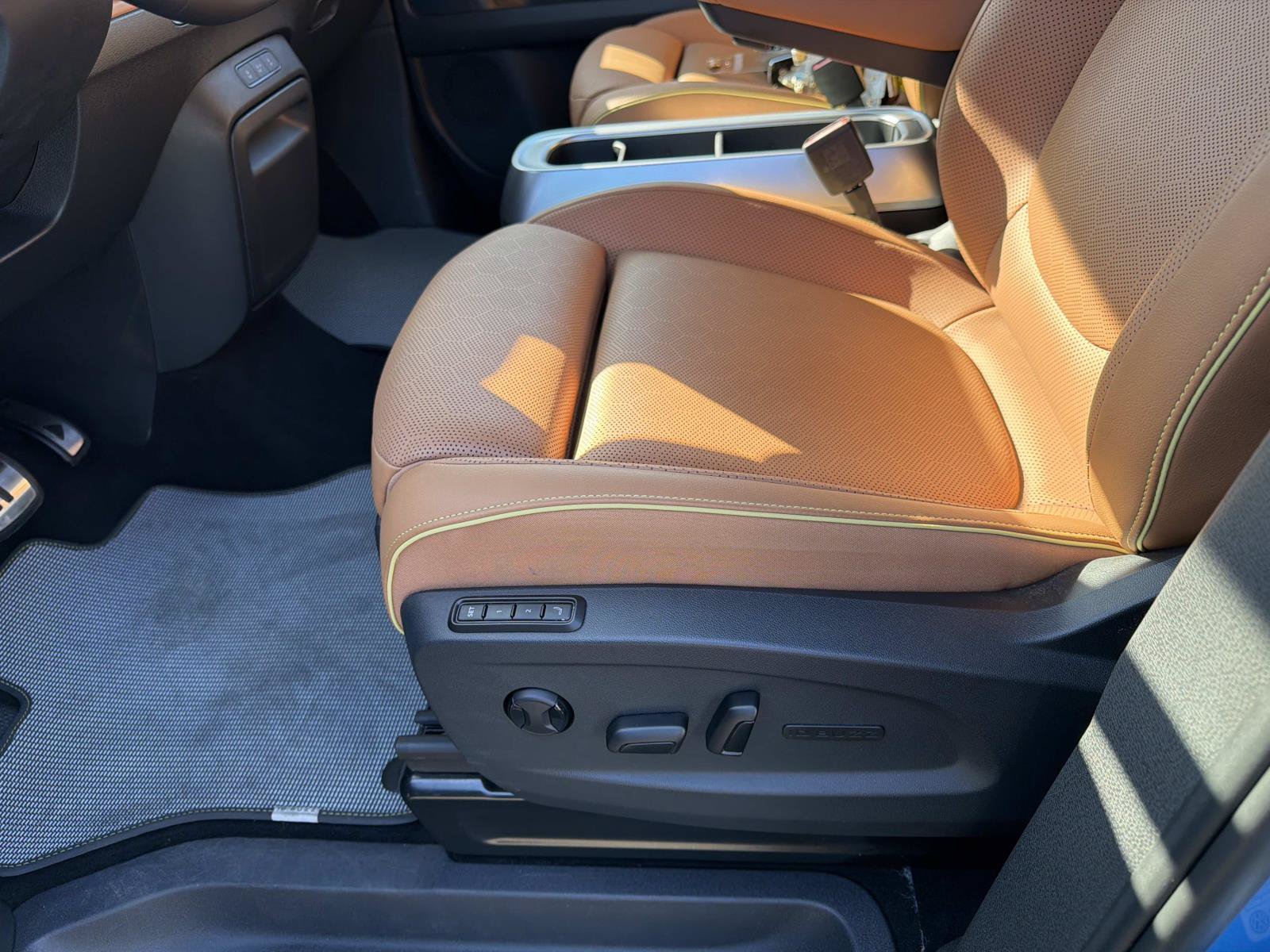 Certified 2025 Volkswagen ID. Buzz Pro S RWD image 16