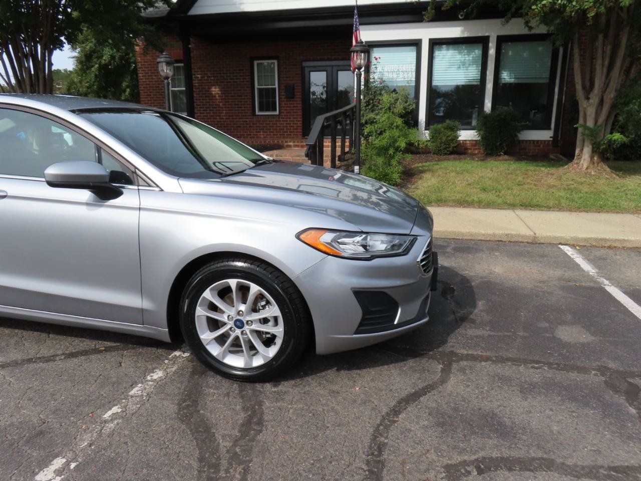 Used 2020 Ford Fusion SE FWD image 11