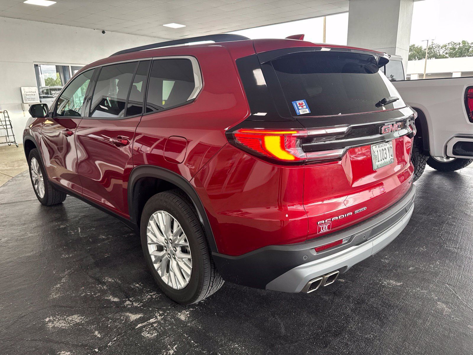 Used 2024 GMC Acadia Elevation AWD/4WD image 4