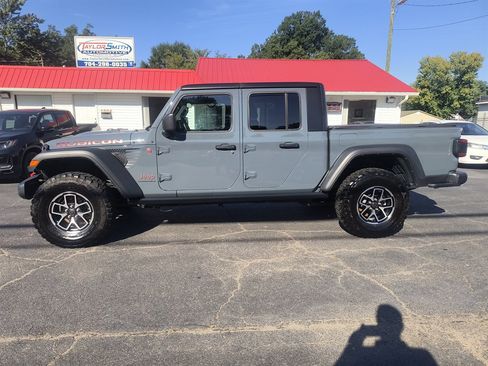 Used 2025 Jeep Gladiator Rubicon w/ Convenience Group AWD/4WD image 2