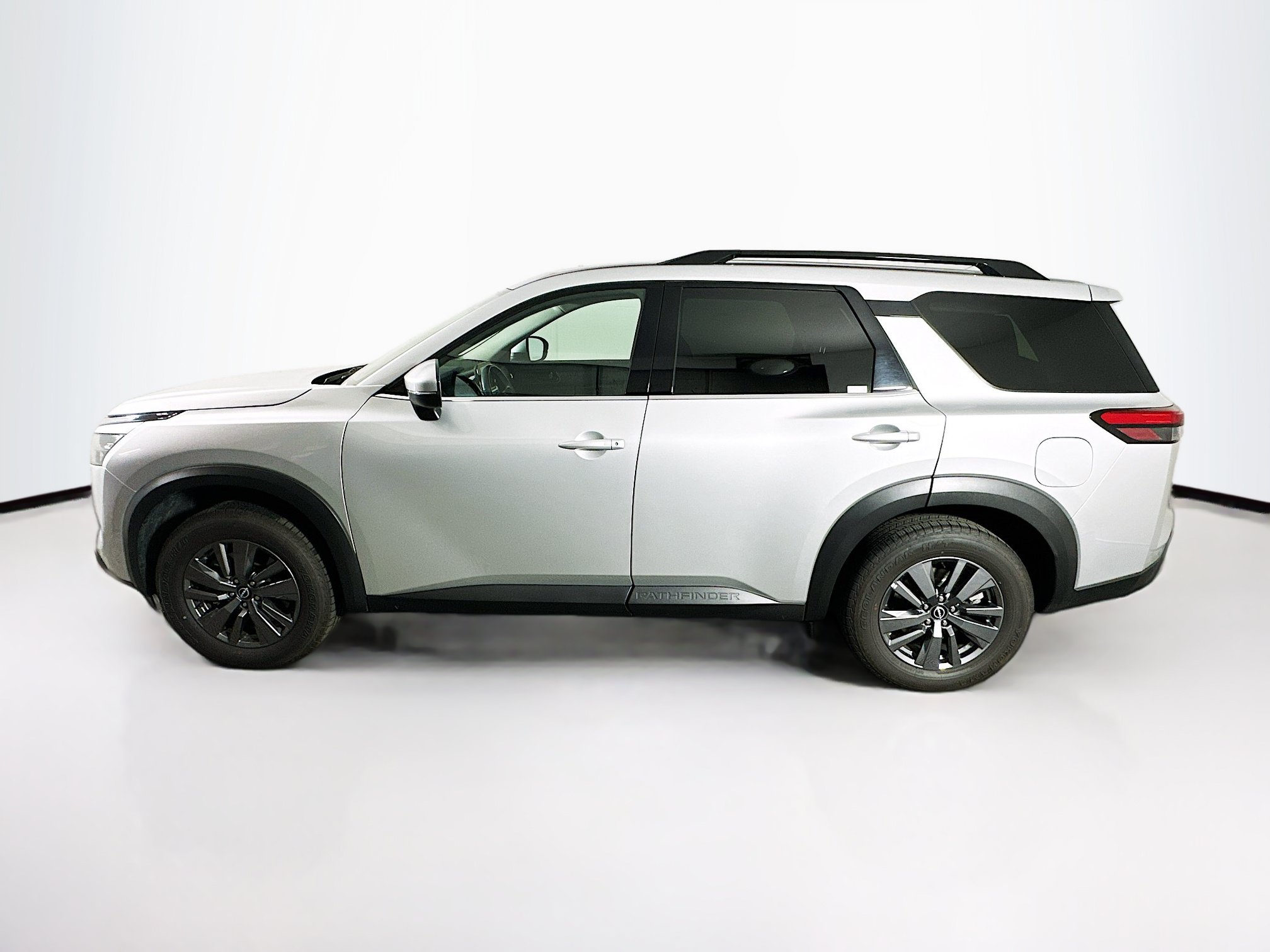 Used 2025 Nissan Pathfinder SV FWD image 4