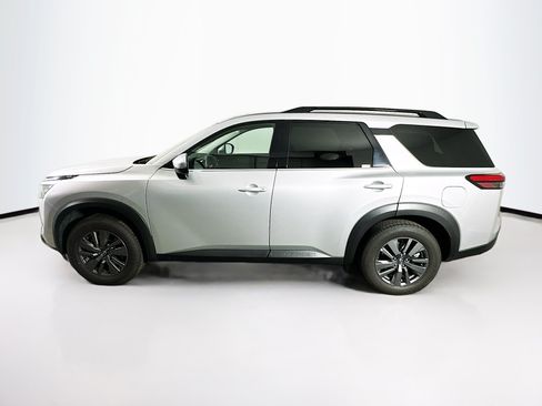 Used 2025 Nissan Pathfinder SV FWD image 4