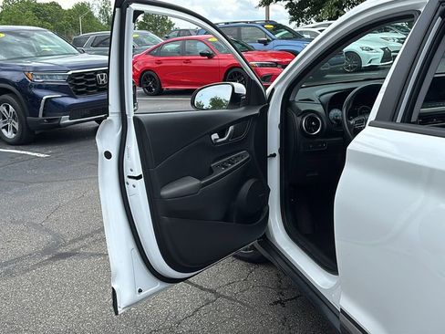 Used 2022 Hyundai Kona Limited AWD/4WD image 11