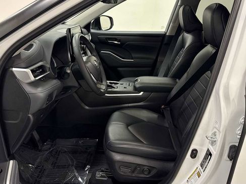 Certified 2022 Toyota Highlander XLE image 13