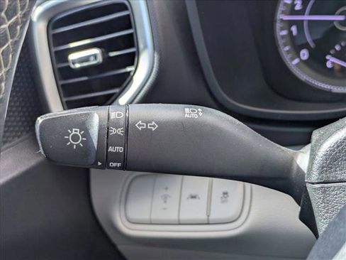 Used 2022 Hyundai Venue SEL FWD image 9