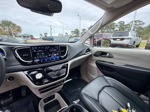 Certified 2023 Chrysler Pacifica Touring-L FWD image 27