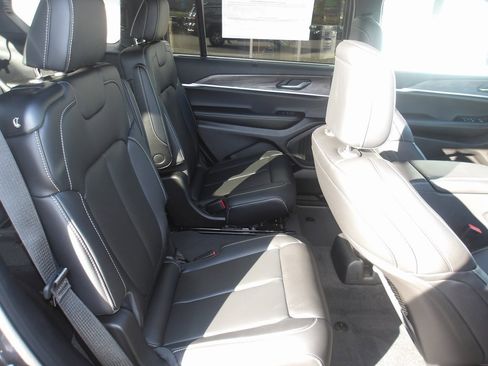 New 2025 Jeep Grand Cherokee L Limited w/ Luxury Tech Group II image 18