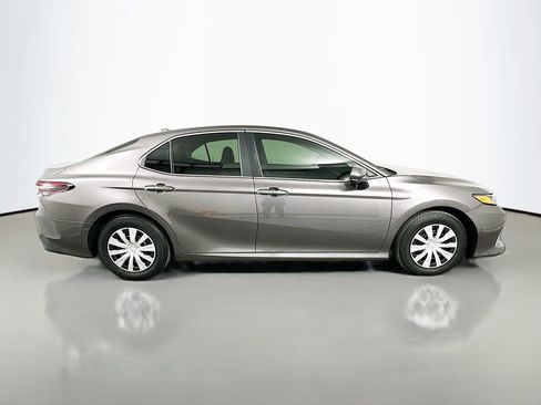 Used 2021 Toyota Camry LE image 4