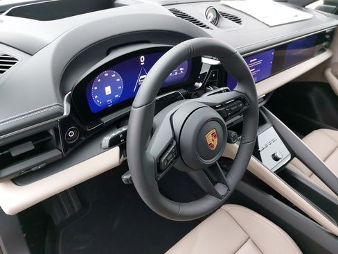 New 2026 Porsche Macan 4 Electric image 18