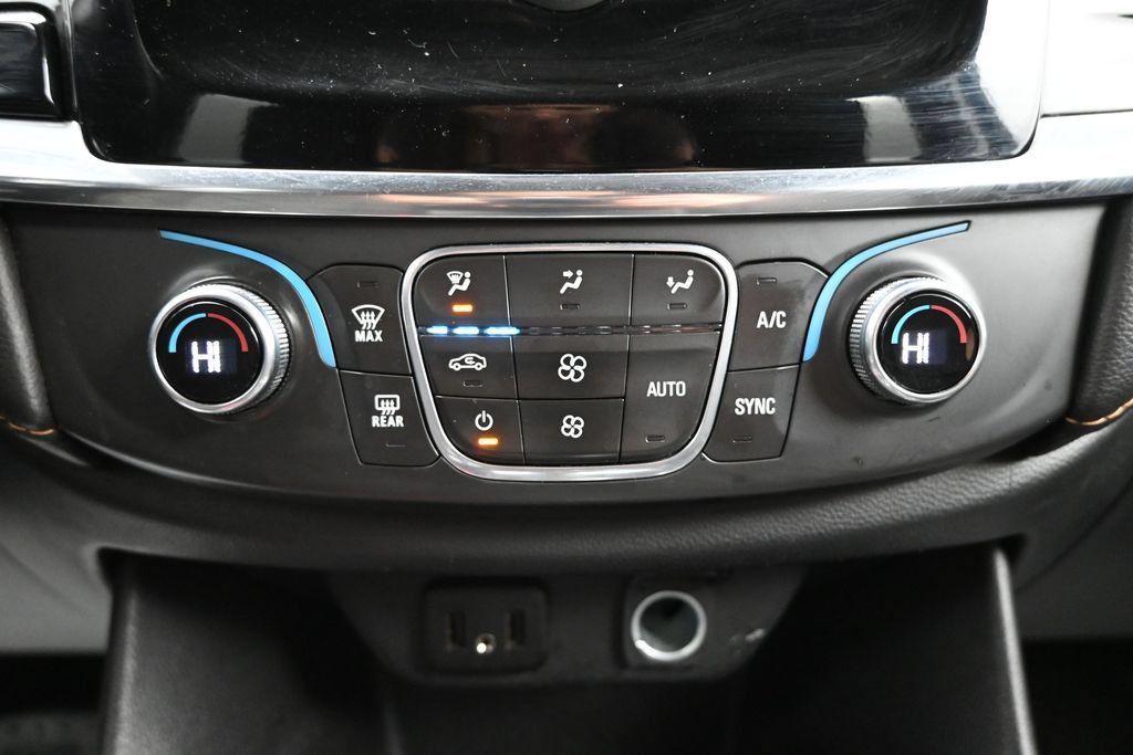 Used 2020 Chevrolet Traverse LT w/ LPO, Floor Liner Package FWD image 18