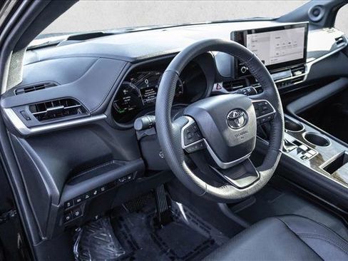 Used 2025 Toyota Sienna Platinum image 10