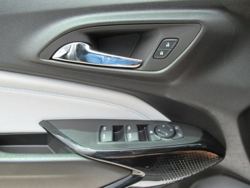 Used 2025 Chevrolet Trax LT w/ Sunroof Package FWD image 22