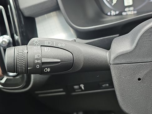 Used 2020 Volvo XC40 T5 Momentum image 26