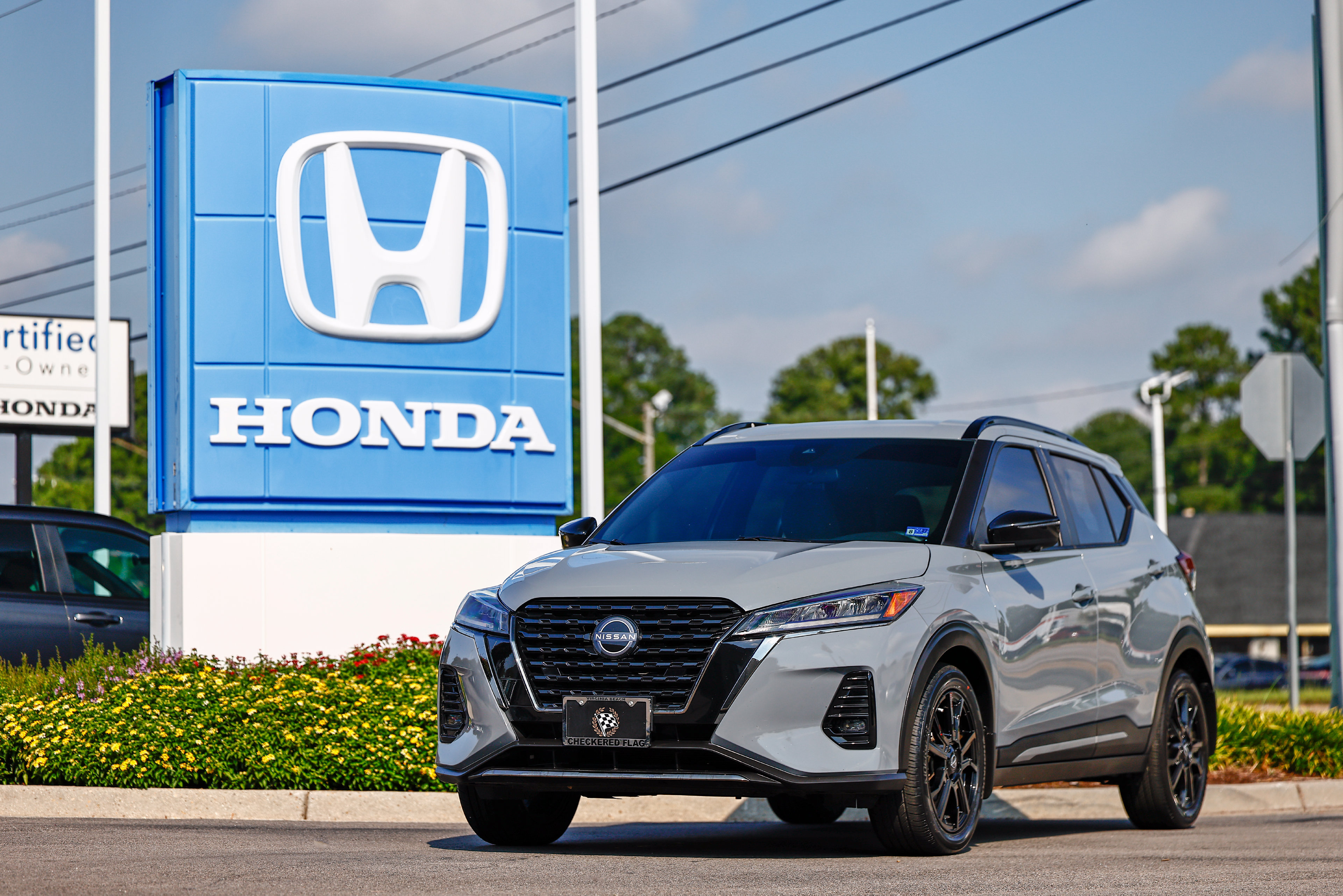 Used 2024 Nissan Kicks SR w/ SR Premium Package FWD image 1