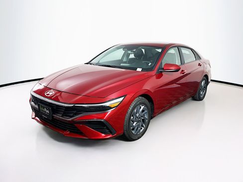 Used 2024 Hyundai Elantra SEL FWD image 3